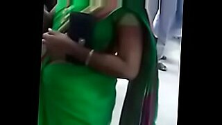 south indian aunty look dick on bus