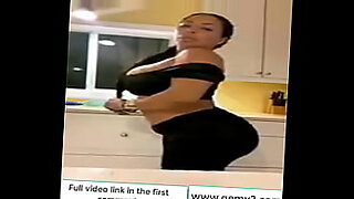 00 rose monroe in leggings cleans the kitchen and shows her ass full move