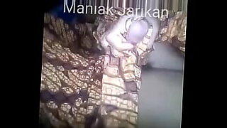 anak kecil di ajarin ngentot ibu