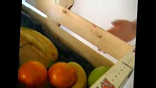 chicas-ensenando-el-cono-por-debajo-de-la-mesa