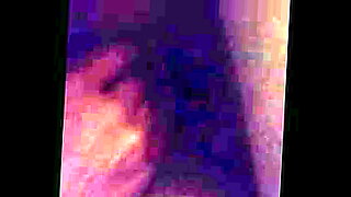 dos-amiguita-jugando-con-un-amigo-casero-xxx