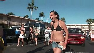 por-dos-adolescentes-cachondas-en-el-cine-xvideos