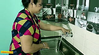 sexi-lesbianas-ejecutivas-follando-solo-nenas-y-teniendo-lluvia-dorada