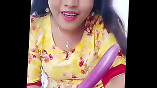 casada-bollera-masturba-cono-a-jovencita-y-marido-miron