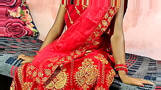 desi bhabi ko saree utha ke gand me chudai