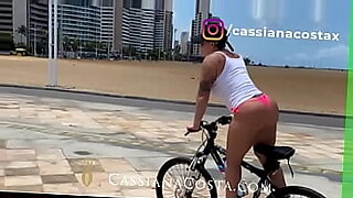 carla y su novia se dan besotes en la boca