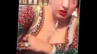 desi cute girl drops towel boobs