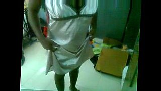 kareena kapoor removing dress
