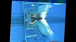 amateur-girl-anal-plug-pool