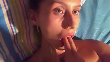 elle se masturbe devant porno