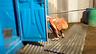 beach girl pissing toilet video