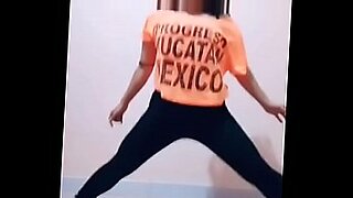 madura mexicana seduce al plomero