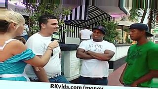 drogadicto-mama-a-gay-por-dinero-calle-video-gay