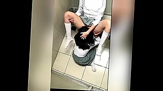 madre pilla a su hijo oliendo sus bragas y masturbandose