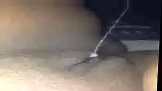 video-mujer-caliente-escuriendo-panocha-mientras-mama-berga-xxx