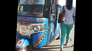 mujer le gusta que se lo arrecuesten en el metro