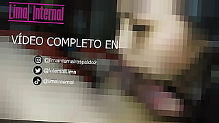 cornudo mira a su mujer follar con otro por el culo