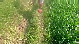 desi girl outdoor peeing