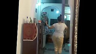 gorda-blanca-se-masturba-en-cuatro-patas-x-videos